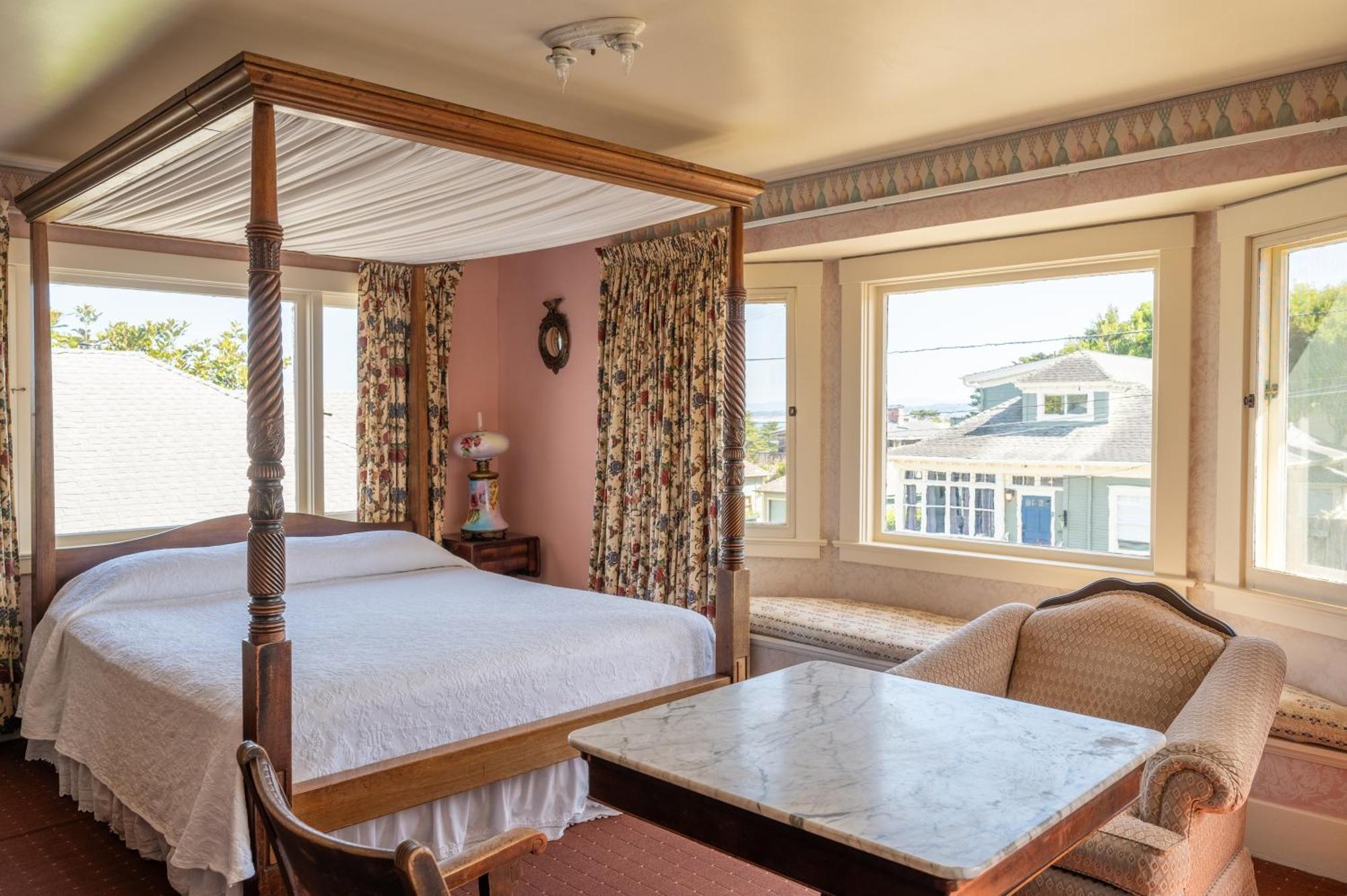 Martine Inn Пасифик Гров Экстерьер фото