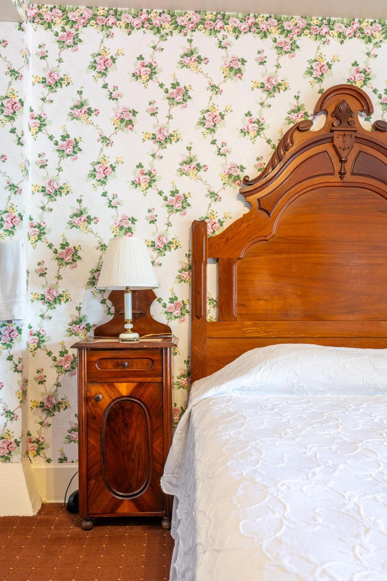 Martine Inn Пасифик Гров Экстерьер фото