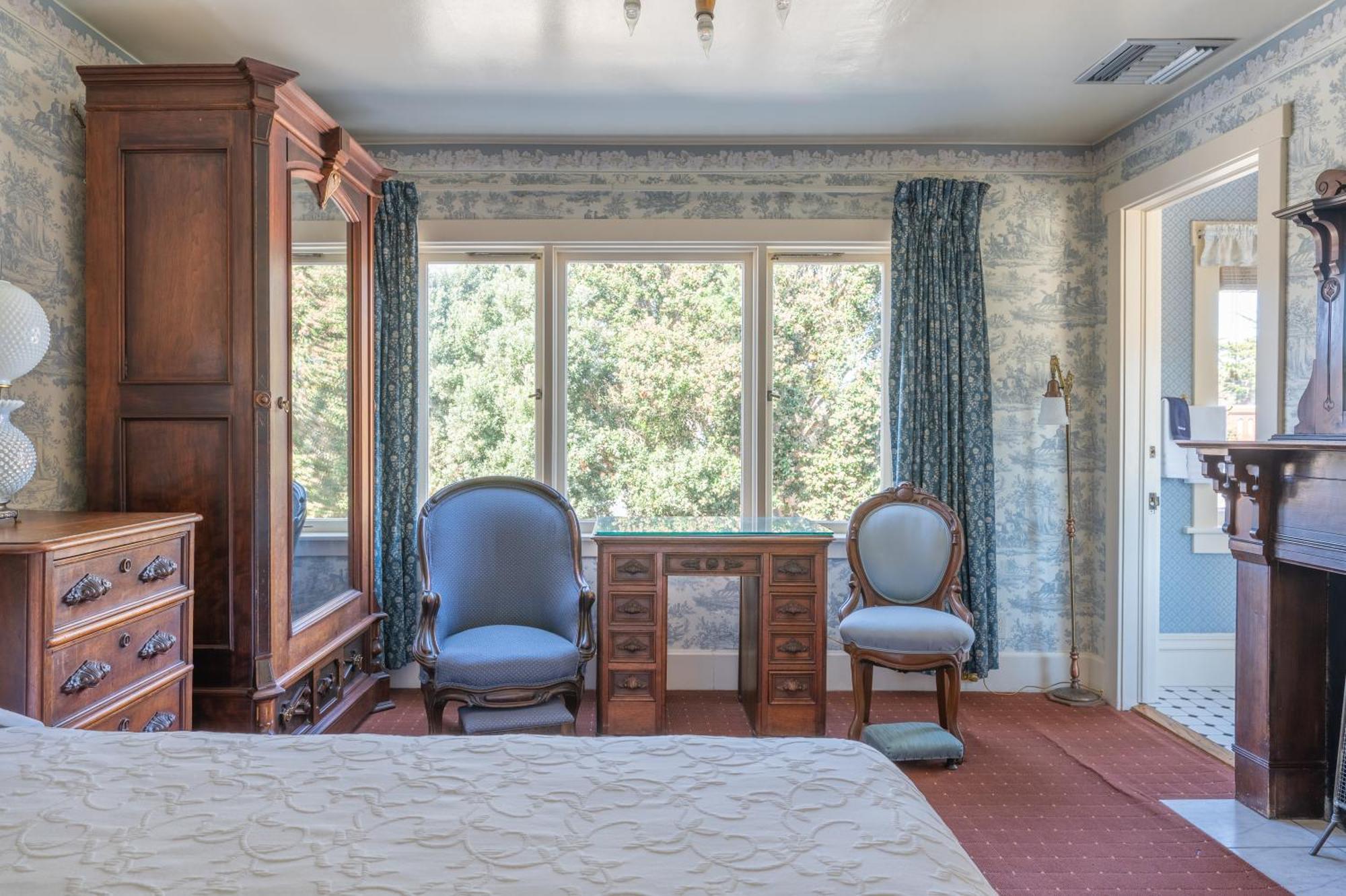 Martine Inn Пасифик Гров Экстерьер фото