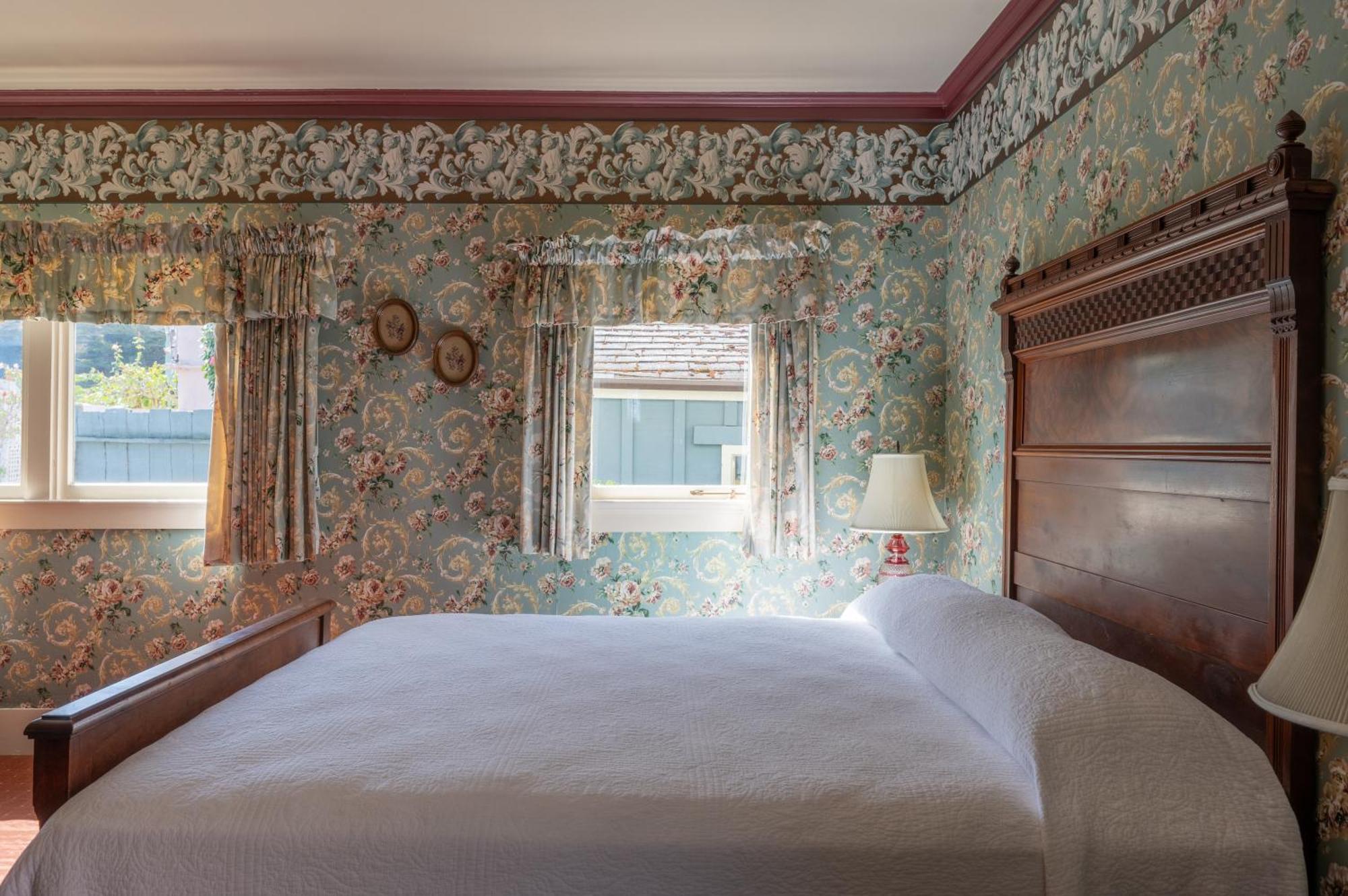 Martine Inn Пасифик Гров Экстерьер фото